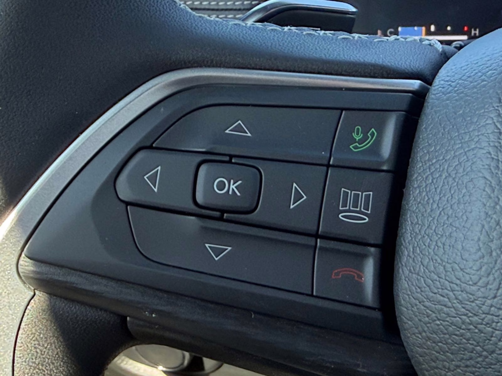 2025 Bright White Clearcoat Jeep Grand Cherokee L Laredo 4X4 SUV