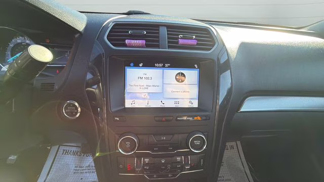 2018 Ingot Silver Ford Explorer XLT 4X4 SUV