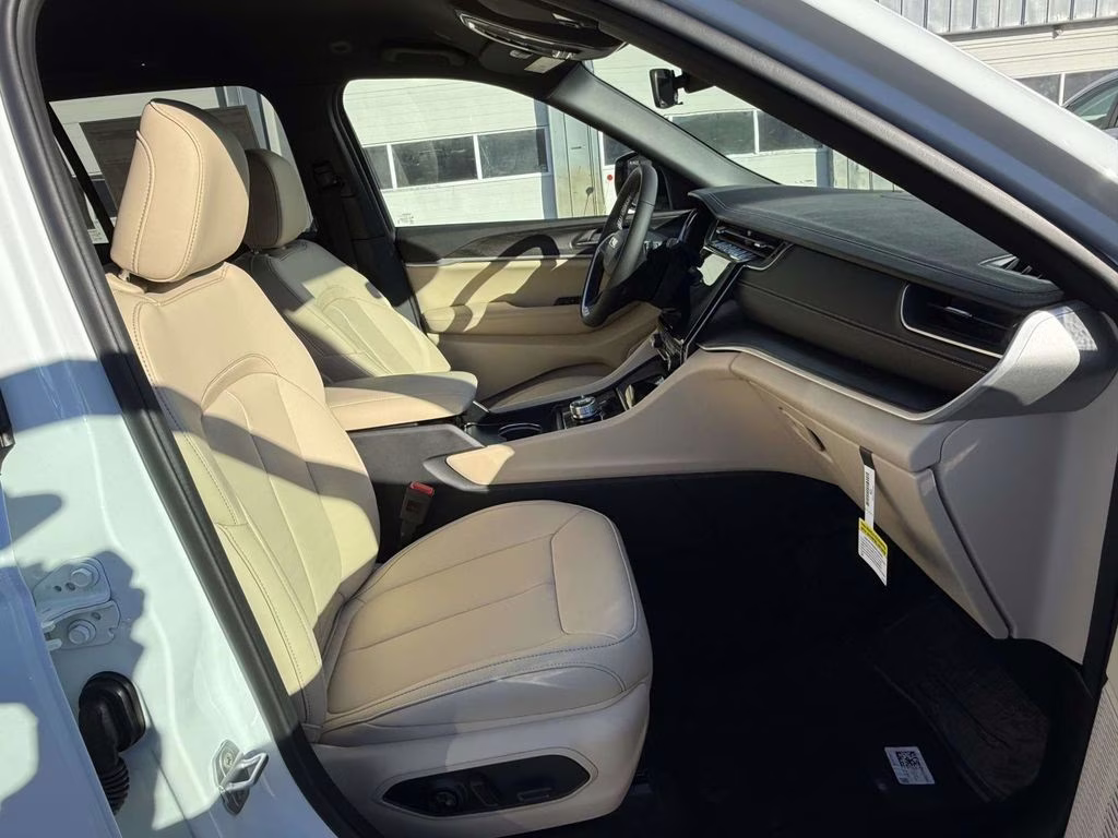 2025 Bright White Clearcoat Jeep Grand Cherokee Limited 4X4 SUV