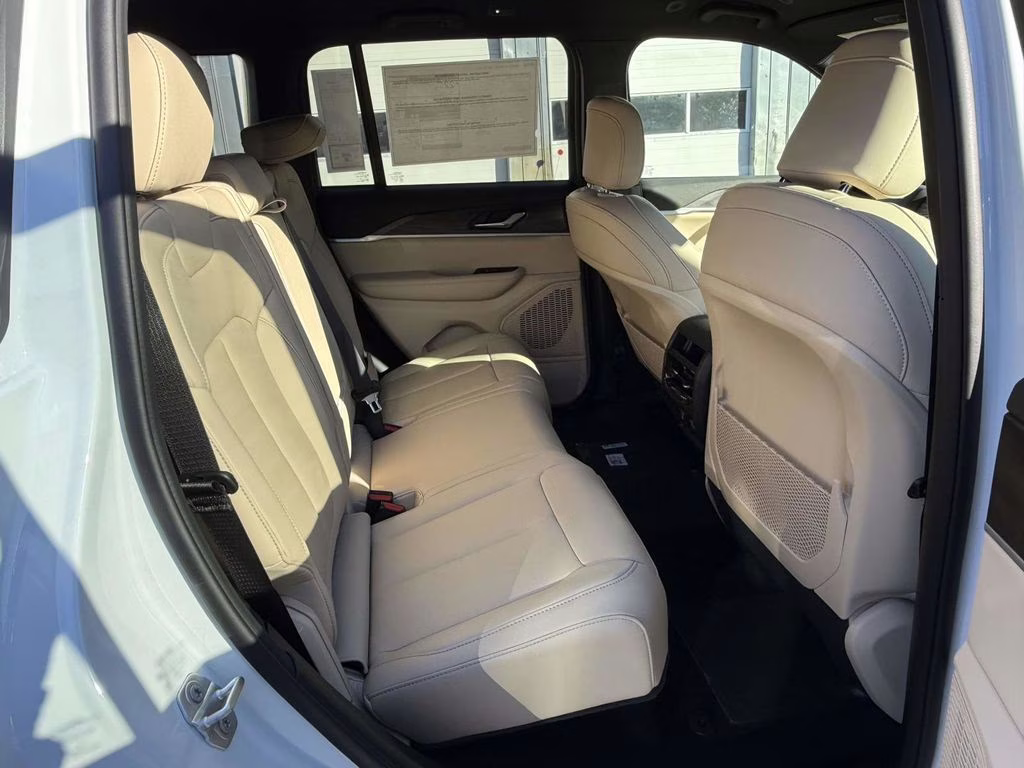 2025 Bright White Clearcoat Jeep Grand Cherokee Limited 4X4 SUV