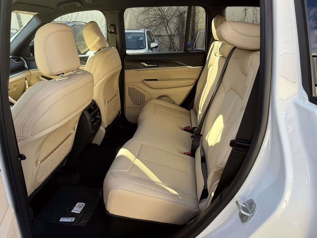 2025 Bright White Clearcoat Jeep Grand Cherokee Limited 4X4 SUV