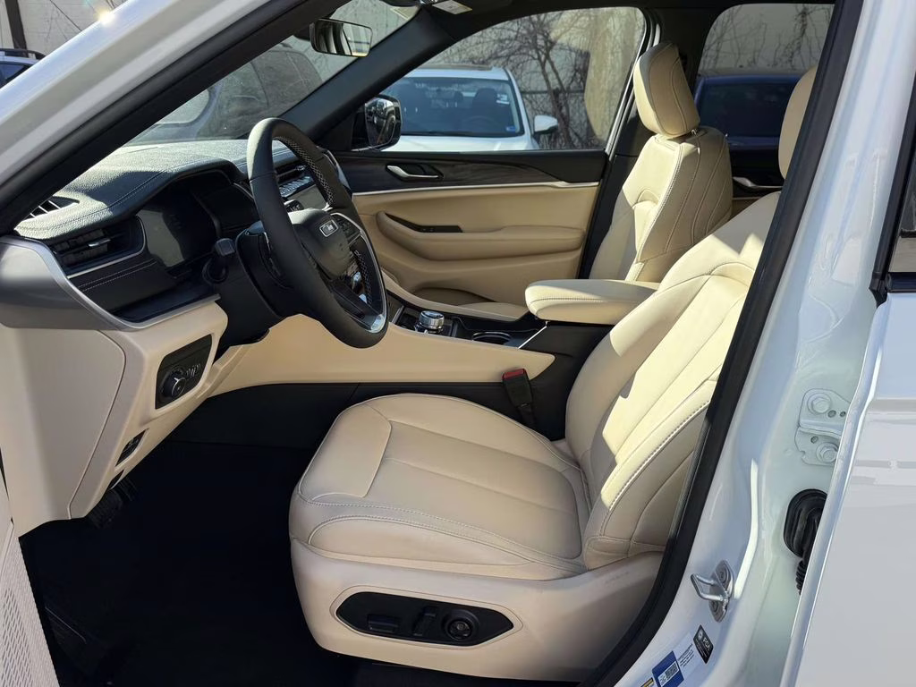 2025 Bright White Clearcoat Jeep Grand Cherokee Limited 4X4 SUV