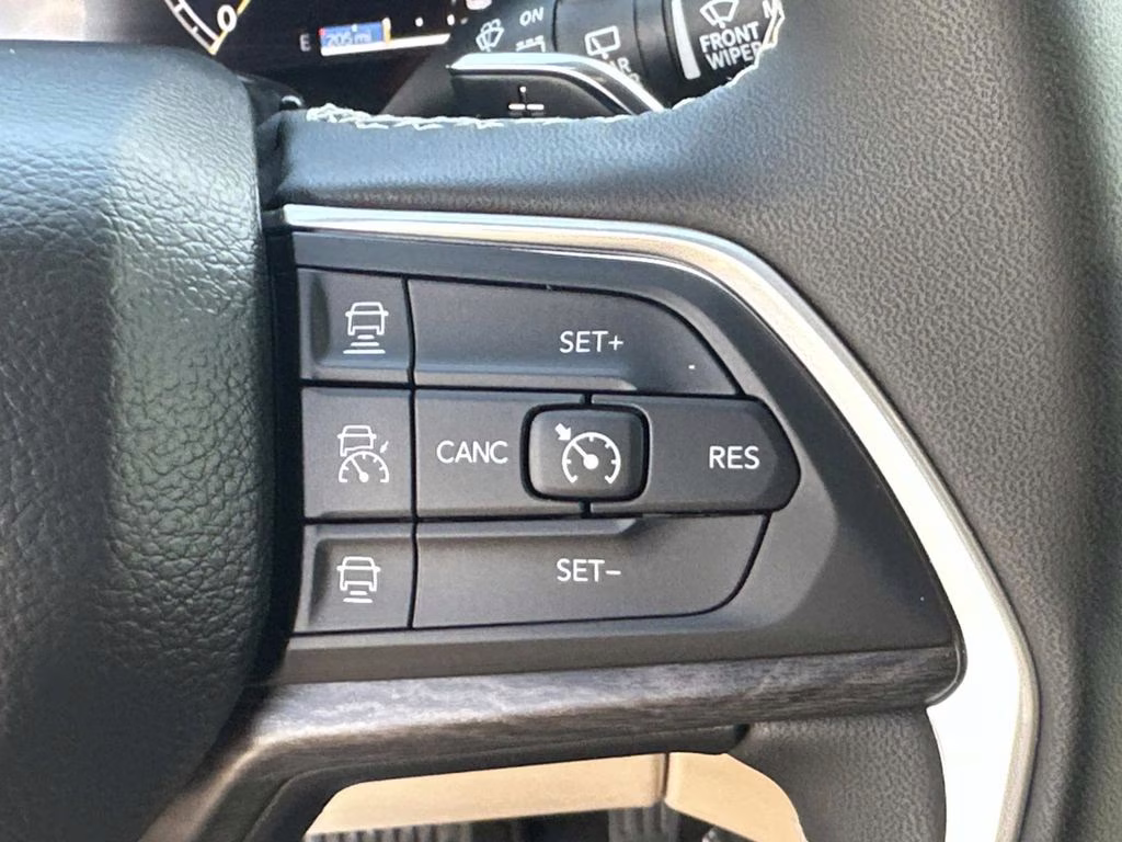 2025 Bright White Clearcoat Jeep Grand Cherokee Limited 4X4 SUV