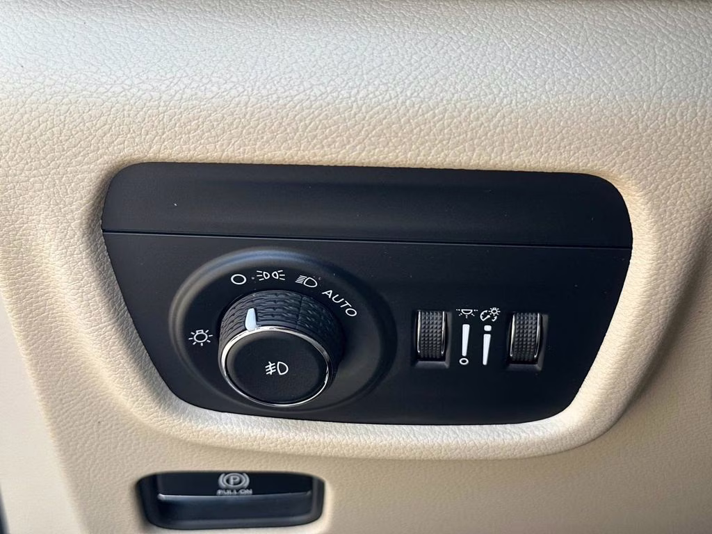 2025 Bright White Clearcoat Jeep Grand Cherokee Limited 4X4 SUV