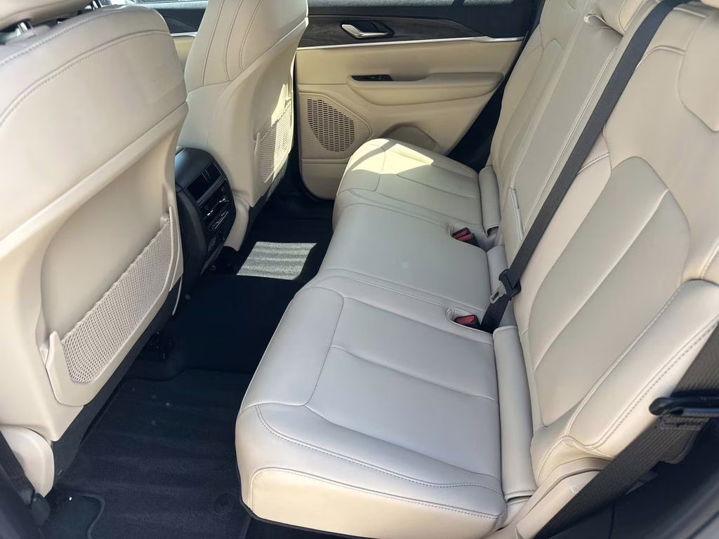 2025 Bright White Clearcoat Jeep Grand Cherokee Limited 4X4 SUV
