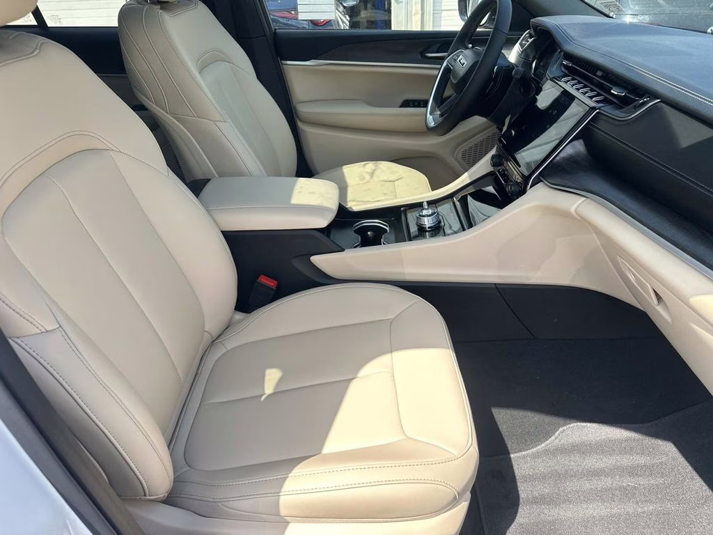 2025 Bright White Clearcoat Jeep Grand Cherokee Limited 4X4 SUV
