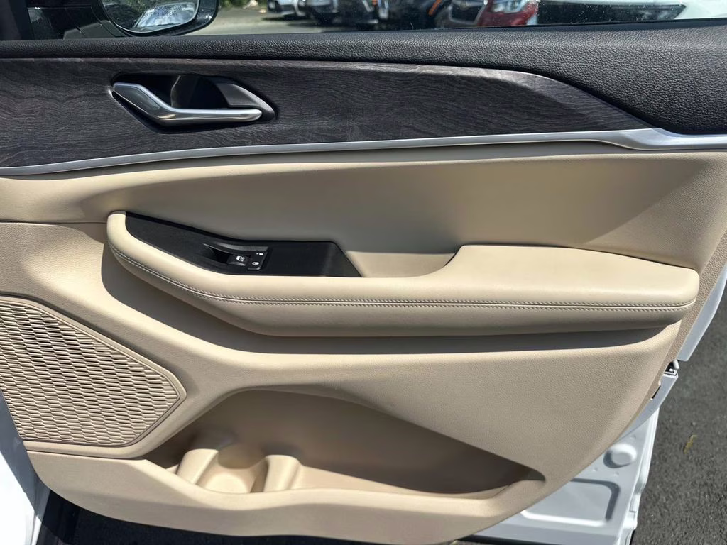 2025 Bright White Clearcoat Jeep Grand Cherokee Limited 4X4 SUV