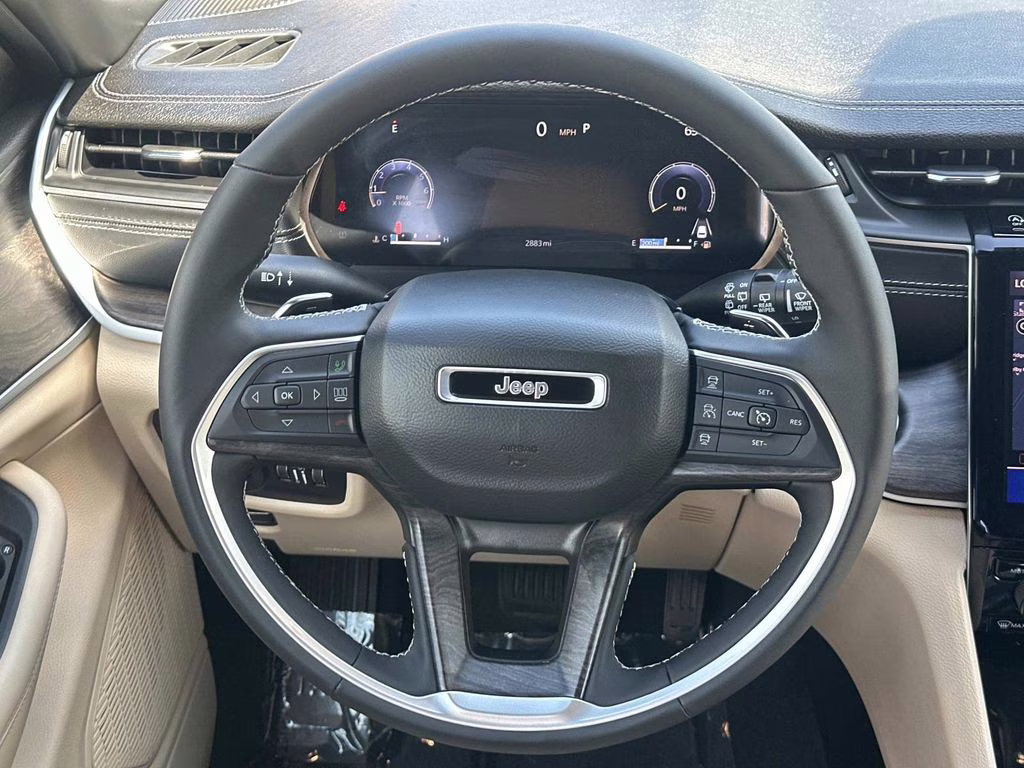 2025 Bright White Clearcoat Jeep Grand Cherokee Limited 4X4 SUV