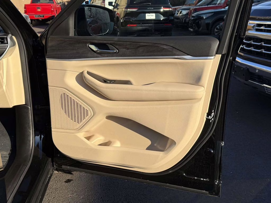 2025 Diamond Black Crystal Pearlcoat Jeep Grand Cherokee L Limited 4X4 SUV