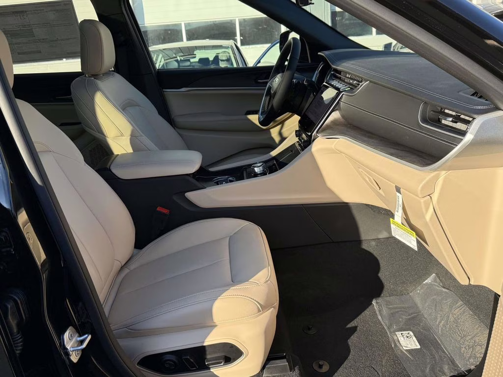 2025 Diamond Black Crystal Pearlcoat Jeep Grand Cherokee L Limited 4X4 SUV