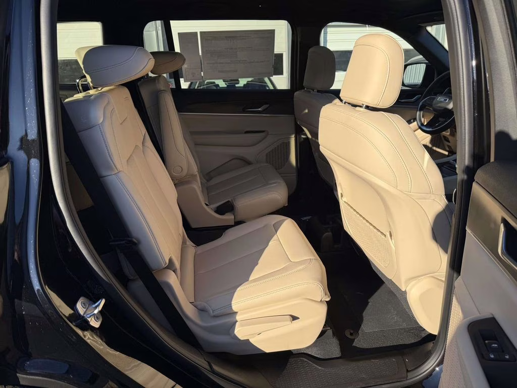 2025 Diamond Black Crystal Pearlcoat Jeep Grand Cherokee L Limited 4X4 SUV