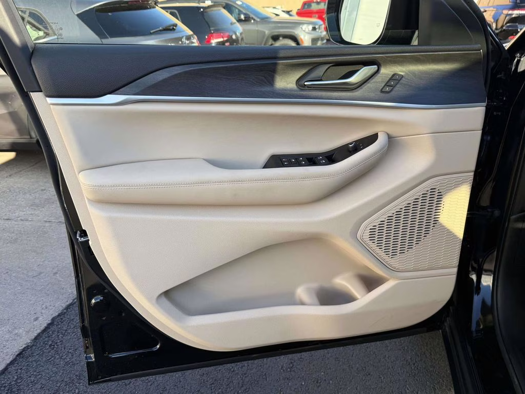 2025 Diamond Black Crystal Pearlcoat Jeep Grand Cherokee L Limited 4X4 SUV