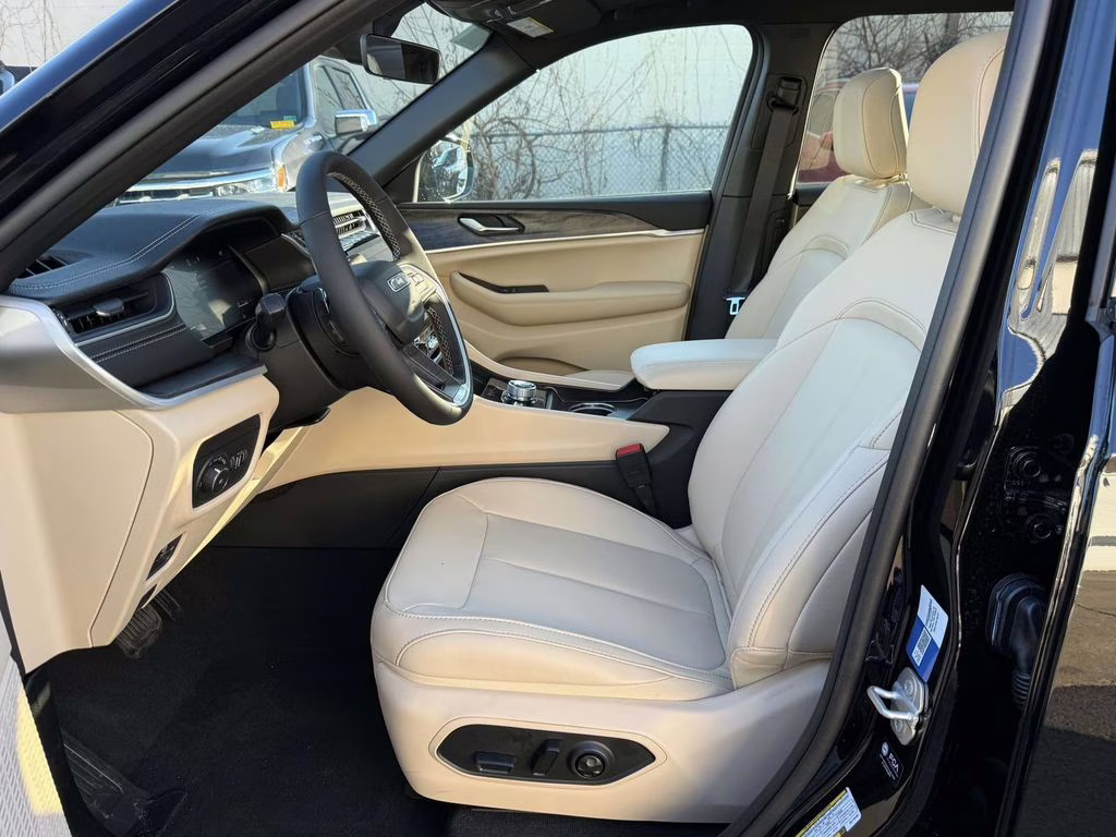 2025 Diamond Black Crystal Pearlcoat Jeep Grand Cherokee L Limited 4X4 SUV