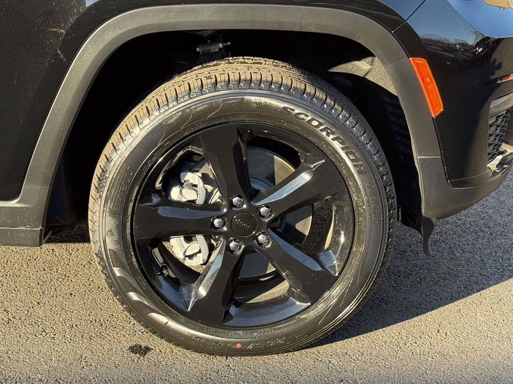 2025 Diamond Black Crystal Pearlcoat Jeep Grand Cherokee L Limited 4X4 SUV