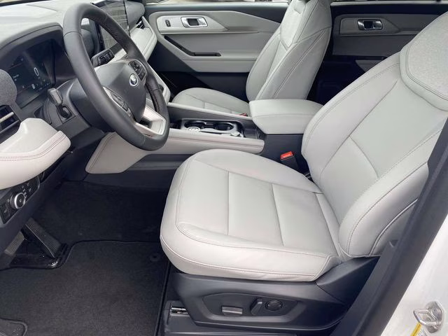 2026 Star White Metallic Tri-Coat Ford Explorer Active RWD SUV