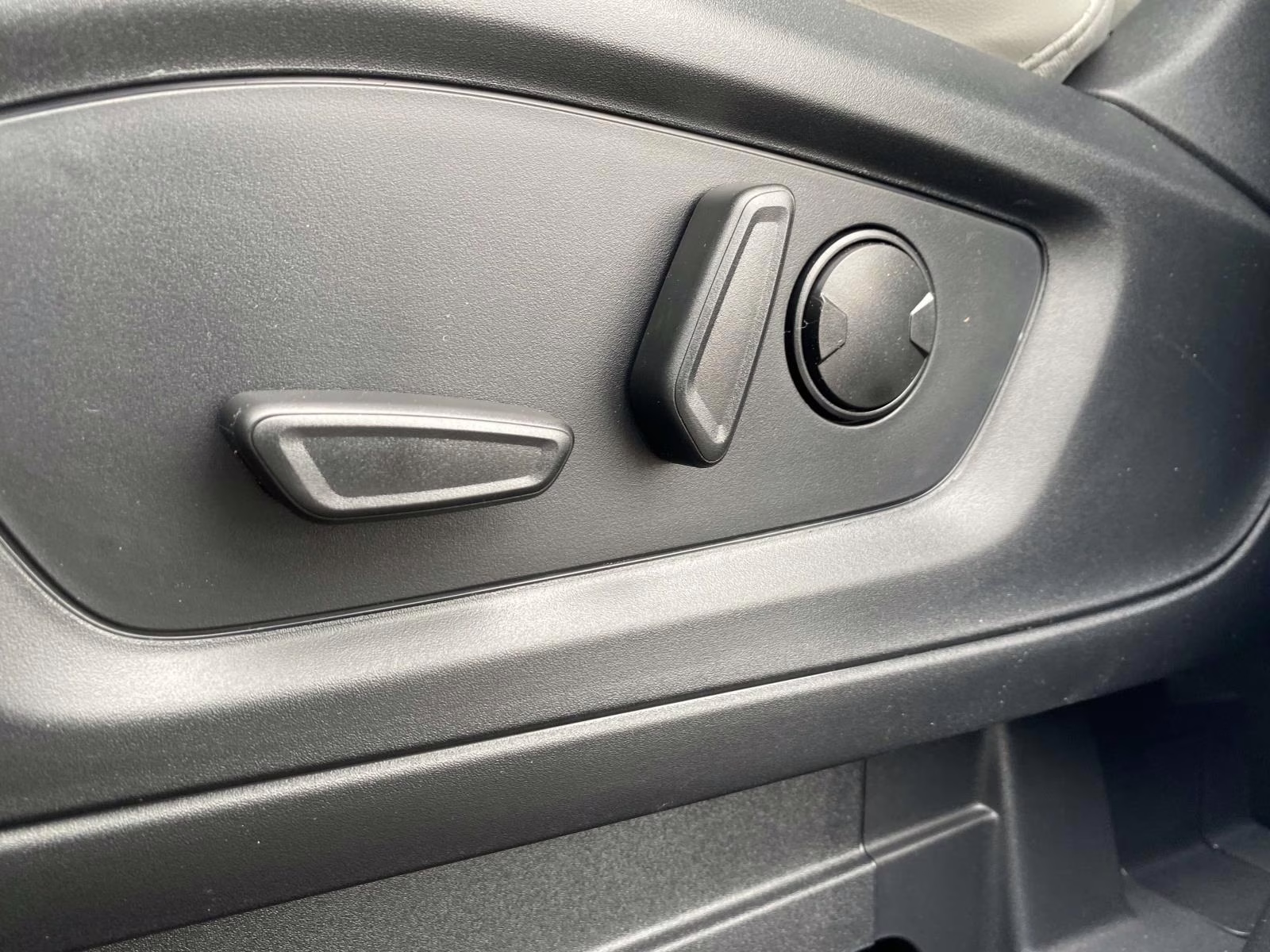 2026 Star White Metallic Tri-Coat Ford Explorer Active RWD SUV