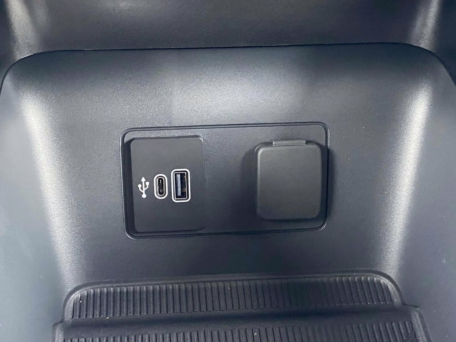 2026 Star White Metallic Tri-Coat Ford Explorer Active RWD SUV