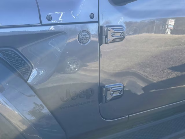 2026 granite crystal metallic clearcoat Jeep Wrangler Sahara 4X4 Convertible