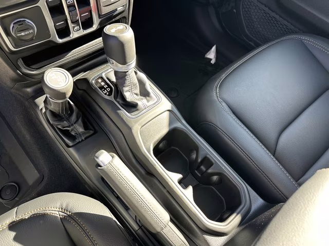 2026 granite crystal metallic clearcoat Jeep Wrangler Sahara 4X4 Convertible