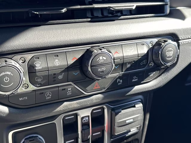 2026 granite crystal metallic clearcoat Jeep Wrangler Sahara 4X4 Convertible