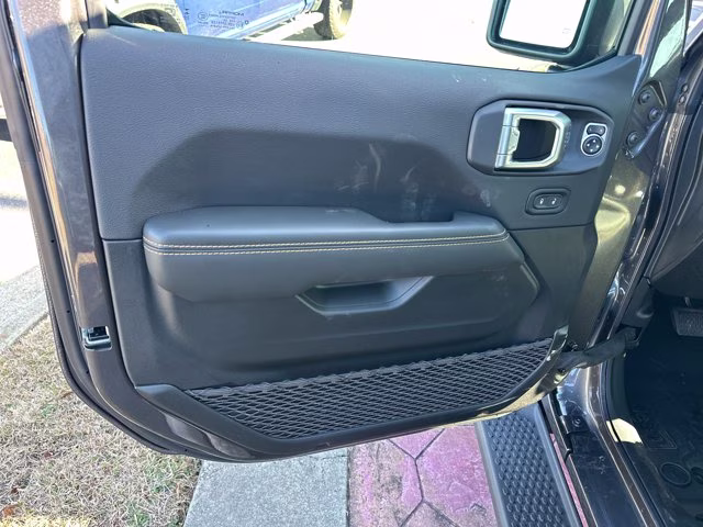 2026 granite crystal metallic clearcoat Jeep Wrangler Sahara 4X4 Convertible