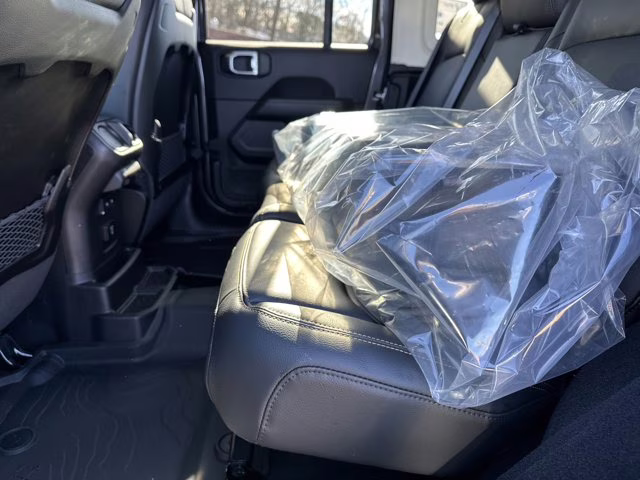 2026 granite crystal metallic clearcoat Jeep Wrangler Sahara 4X4 Convertible