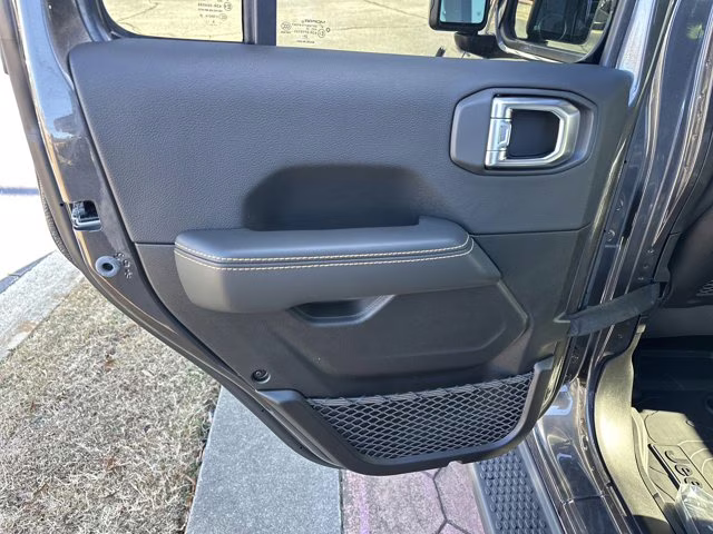 2026 granite crystal metallic clearcoat Jeep Wrangler Sahara 4X4 Convertible