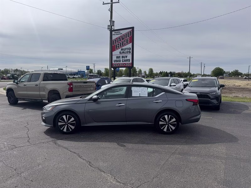 2022 Gun Metallic Nissan Altima 2.5 SV AWD Sedan