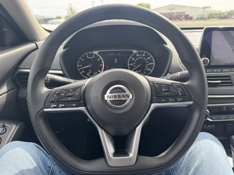 2022 Gun Metallic Nissan Altima 2.5 SV AWD Sedan