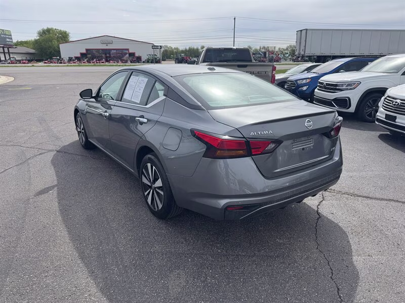 2022 Gun Metallic Nissan Altima 2.5 SV AWD Sedan