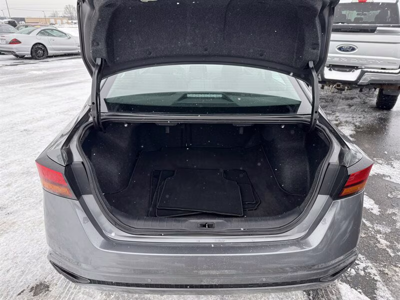 2022 Gun Metallic Nissan Altima 2.5 SV AWD Sedan