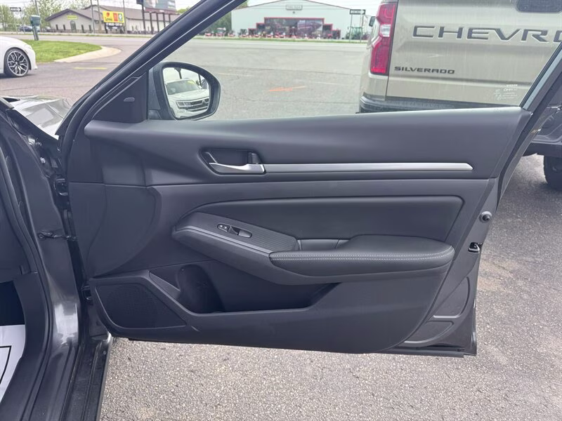 2022 Gun Metallic Nissan Altima 2.5 SV AWD Sedan
