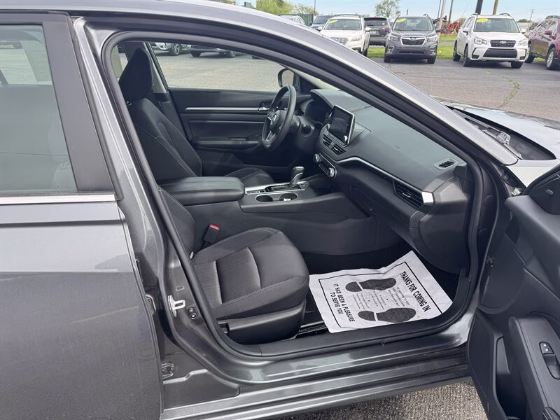 2022 Gun Metallic Nissan Altima 2.5 SV AWD Sedan