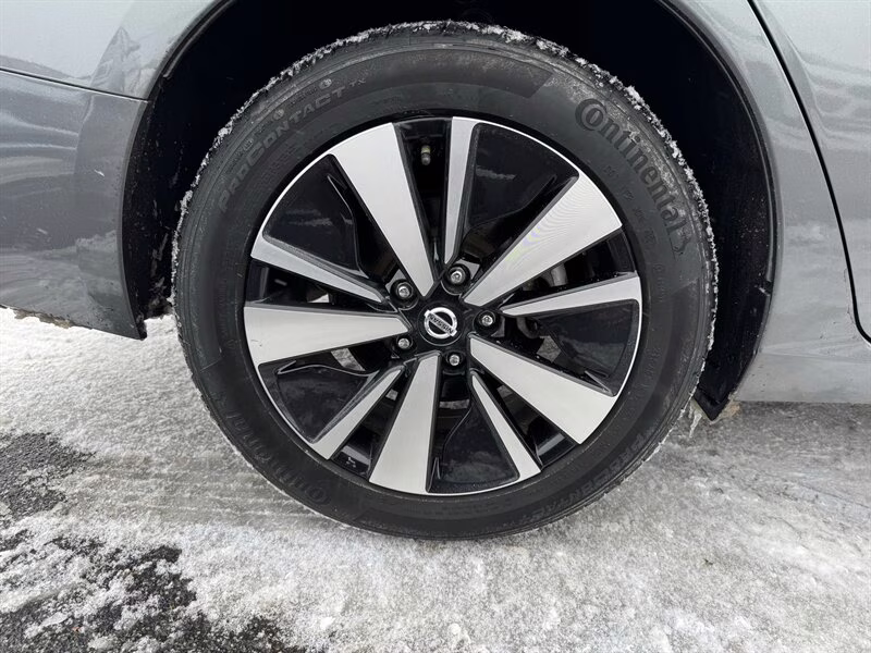 2022 Gun Metallic Nissan Altima 2.5 SV AWD Sedan