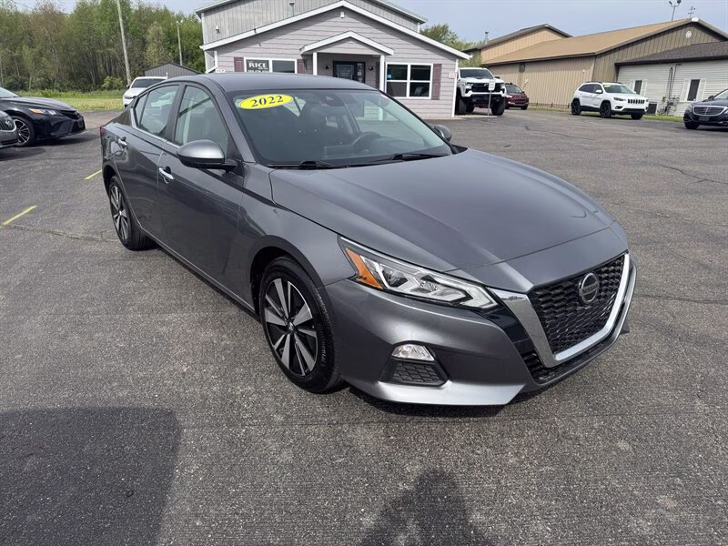 2022 Gun Metallic Nissan Altima 2.5 SV AWD Sedan