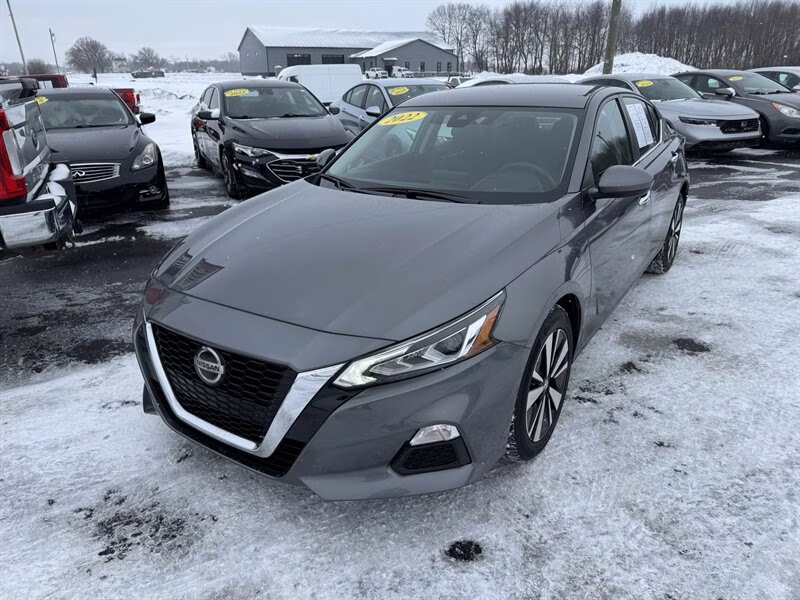 2022 Gun Metallic Nissan Altima 2.5 SV AWD Sedan
