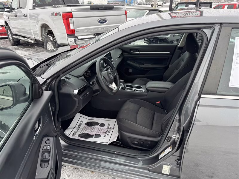 2022 Gun Metallic Nissan Altima 2.5 SV AWD Sedan