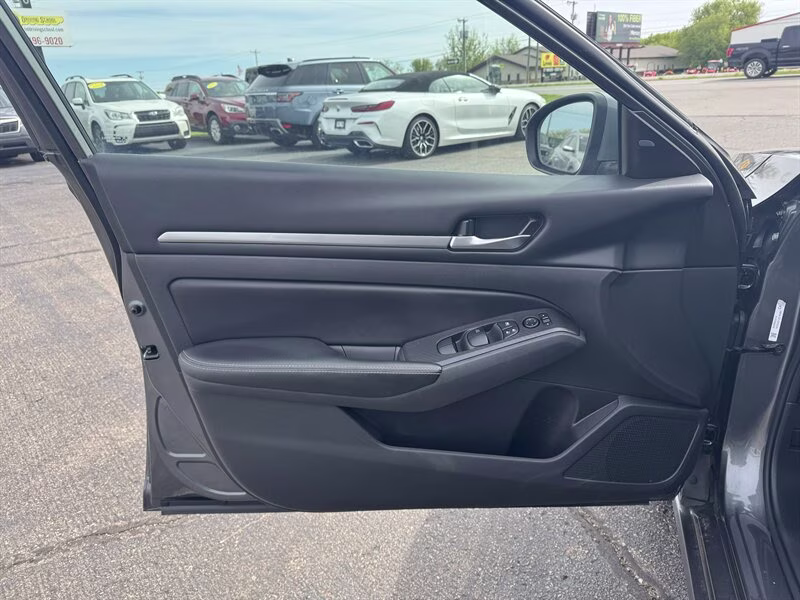 2022 Gun Metallic Nissan Altima 2.5 SV AWD Sedan