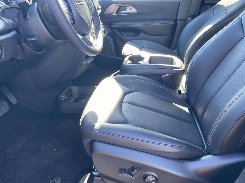 2026 Bright White Clearcoat Chrysler Pacifica Select FWD Van