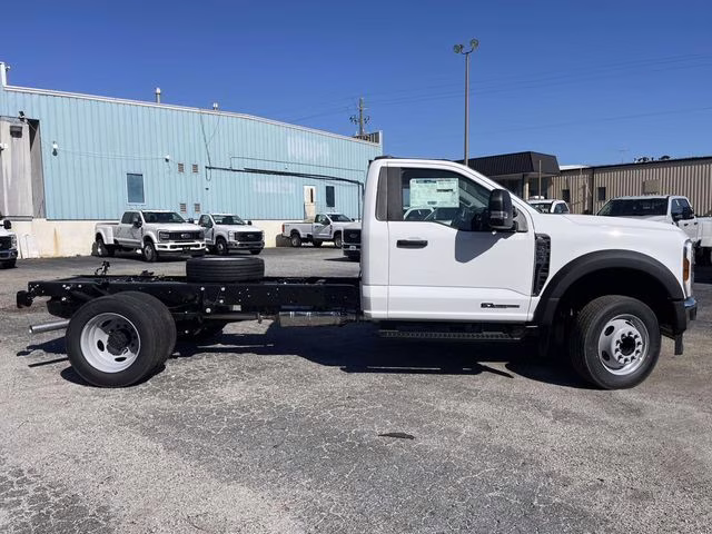 2026 Oxford White Ford Super Duty F-550 DRW XL RWD Chassis