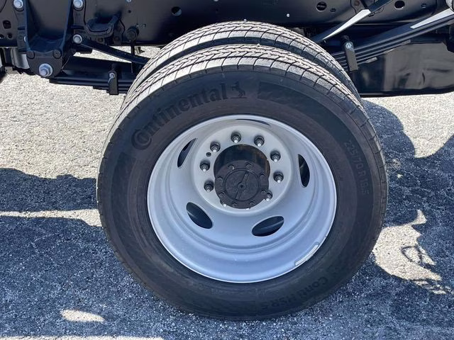 2026 Oxford White Ford Super Duty F-550 DRW XL RWD Chassis