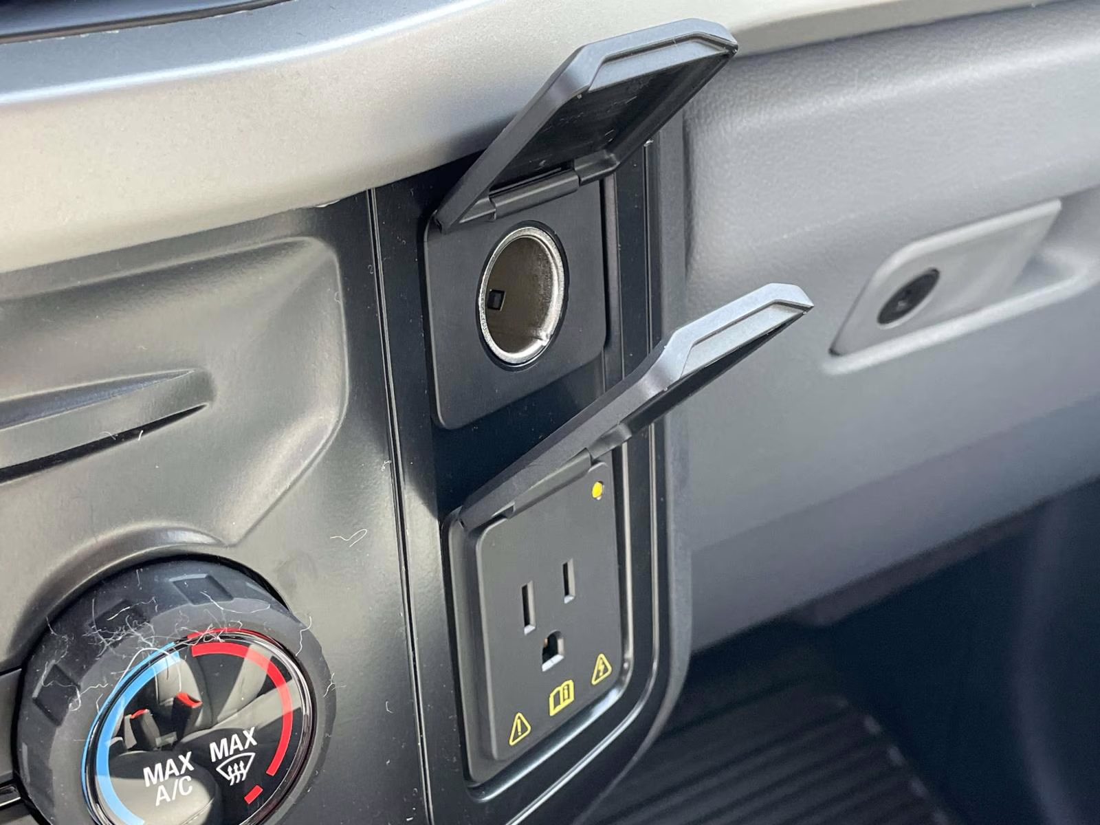 2026 Oxford White Ford Super Duty F-550 DRW XL RWD Chassis