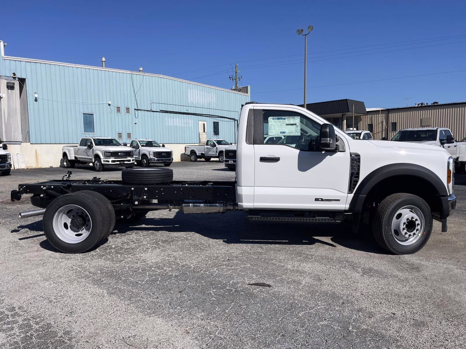 2026 Oxford White Ford Super Duty F-550 DRW XL RWD Chassis