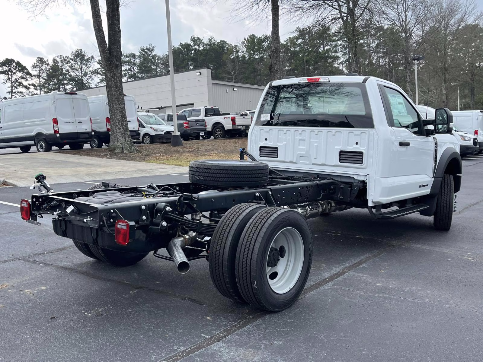 2026 Oxford White Ford Super Duty F-550 DRW XL 4X4 Chassis