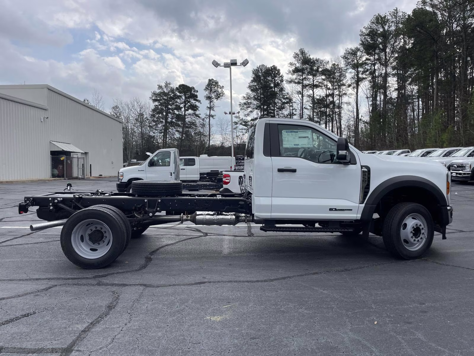 2026 Oxford White Ford Super Duty F-450 DRW XL RWD Chassis
