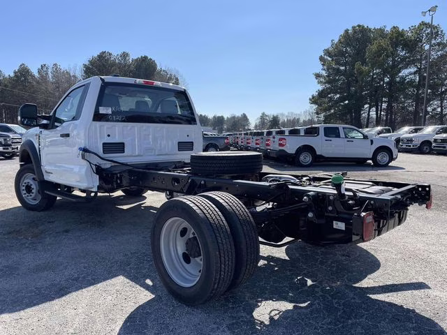 2026 Oxford White Ford Super Duty F-550 DRW XL RWD Chassis
