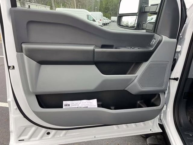 2026 Oxford White Ford Super Duty F-550 DRW XL 4X4 Chassis