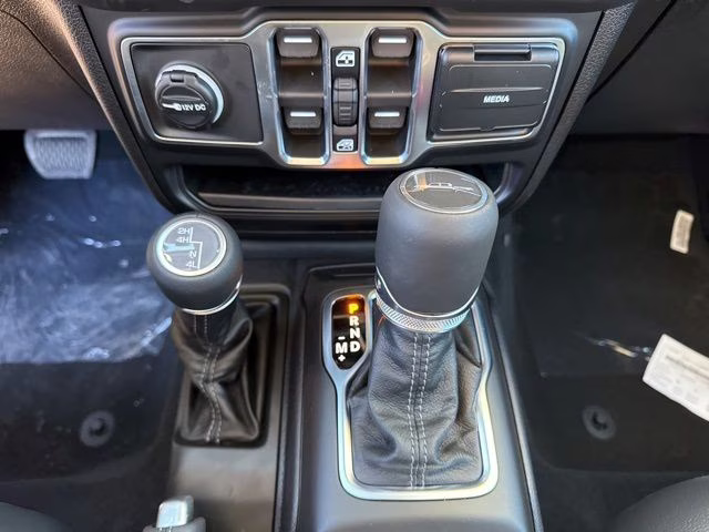2026 Anvil Clearcoat Jeep Gladiator Sahara 4X4 Truck