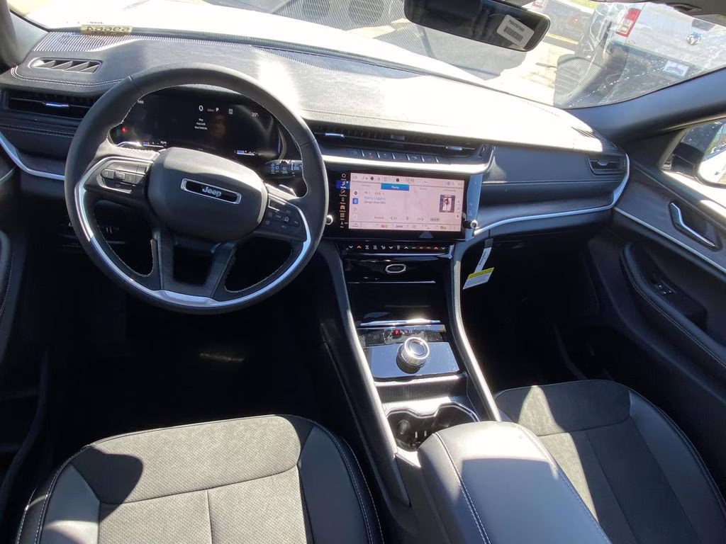 2026 Bright White Clearcoat Jeep Grand Cherokee Laredo Altitude RWD SUV