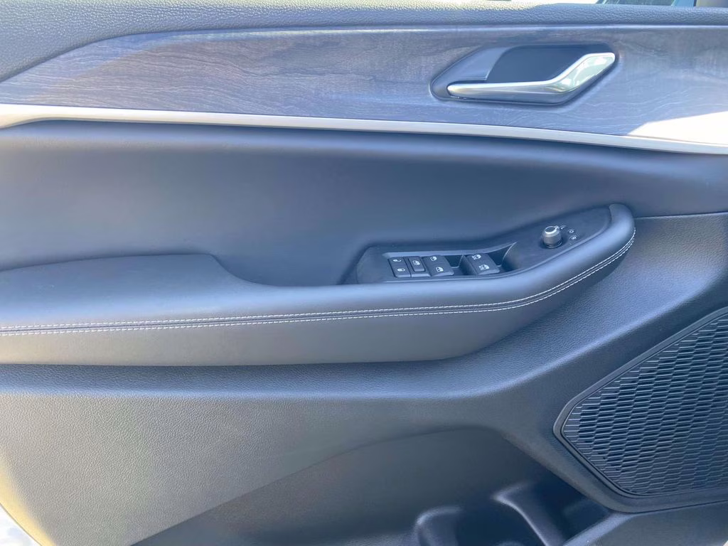 2026 Bright White Clearcoat Jeep Grand Cherokee Laredo Altitude RWD SUV